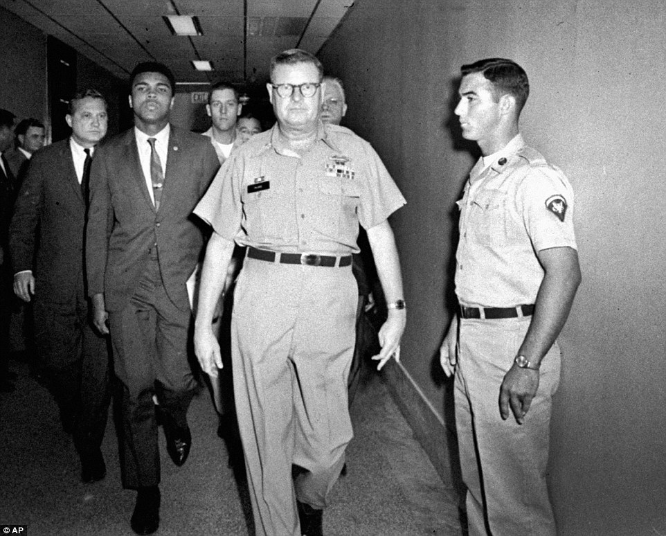 محمد علی اپریل 1967ء میں ہیوسٹن میں مسلح فوج کے مرکز پر۔ ویت نام جنگ میں شرکت سے انکار پر انہیں تین سال قید کی سزا دی گئی۔ 