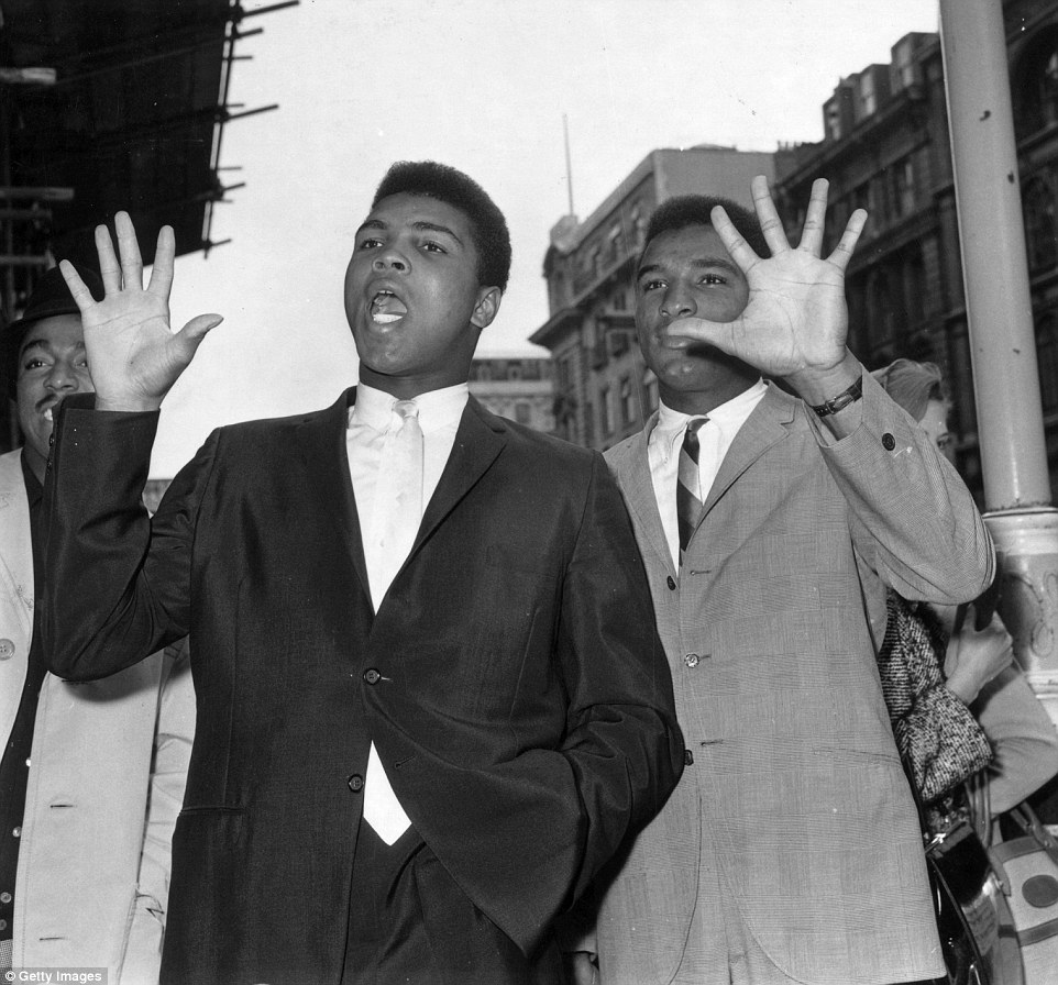 محمد علی اور ان کے بھائی روڈلف، جو بعد میں اسلام قبول کرکے رحمان علی کہلائے، جون 1963ء میں۔ 