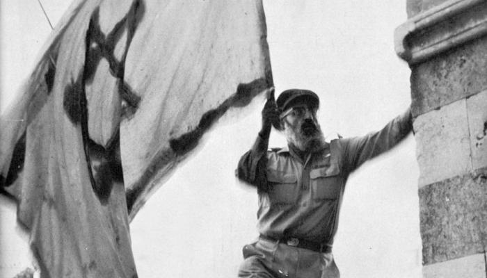 شولومو گورن، اسرائیلی افواج کے چیف ربائی، اسرائیلی پرچم لہراتے ہوئے 