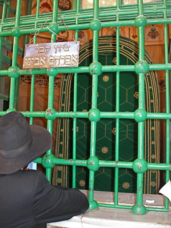 ایک یہودی حضرت ابراہیم علیہ السلام کے مزار پر عبادت کرتے ہوئے 