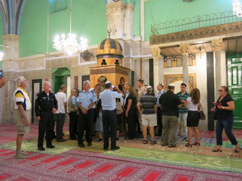 یہودی جو زبردستی مسجد میں داخل ہوگئے 