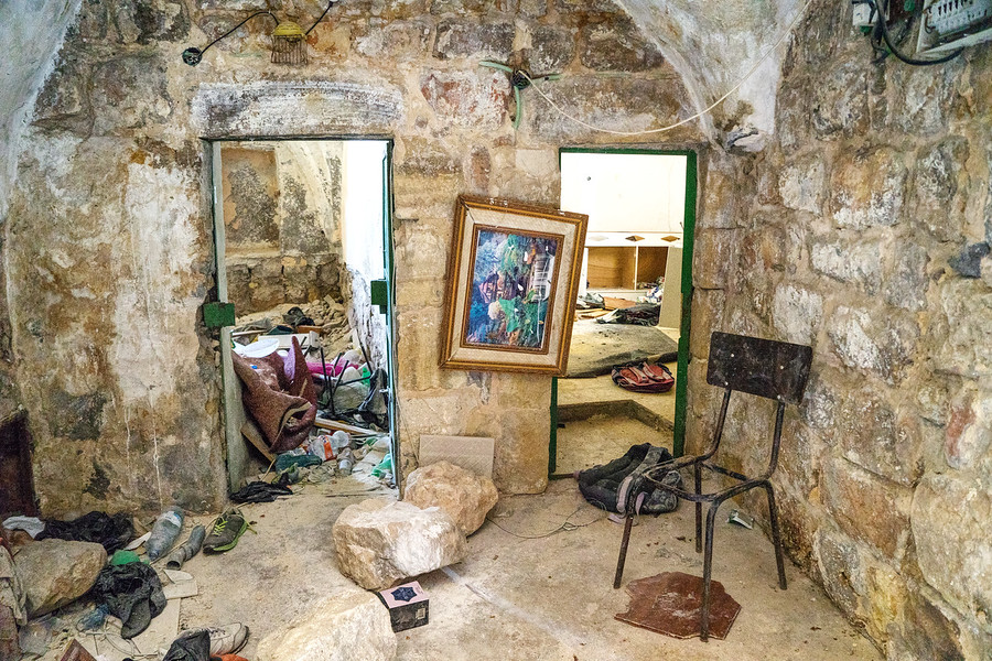چھاپے کے بعد ایک فلسطینی کے گھر کا حال 