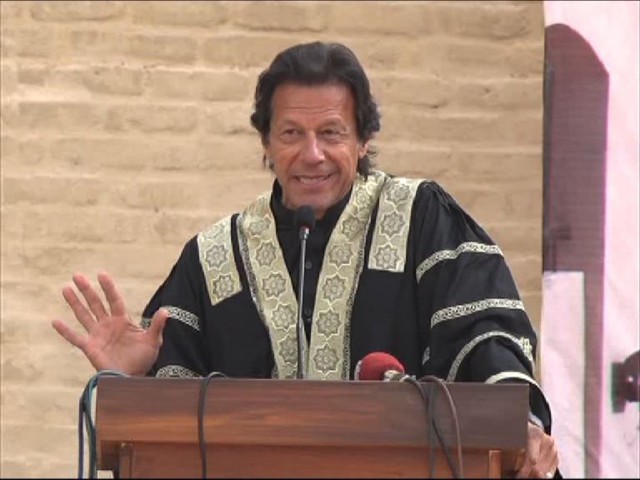 عمران خان کی نمل یونیورسٹی کے کانوکیشن میں زمین مالکان کو دھمکی! بحث کا نیا دروازہ کھل گیا