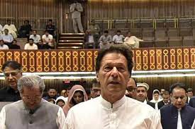 عمران خان قومی اسمبلی کے ہنگامہ خیز اجلاس سے لمحہ بہ لمحہ آگاہ رہے