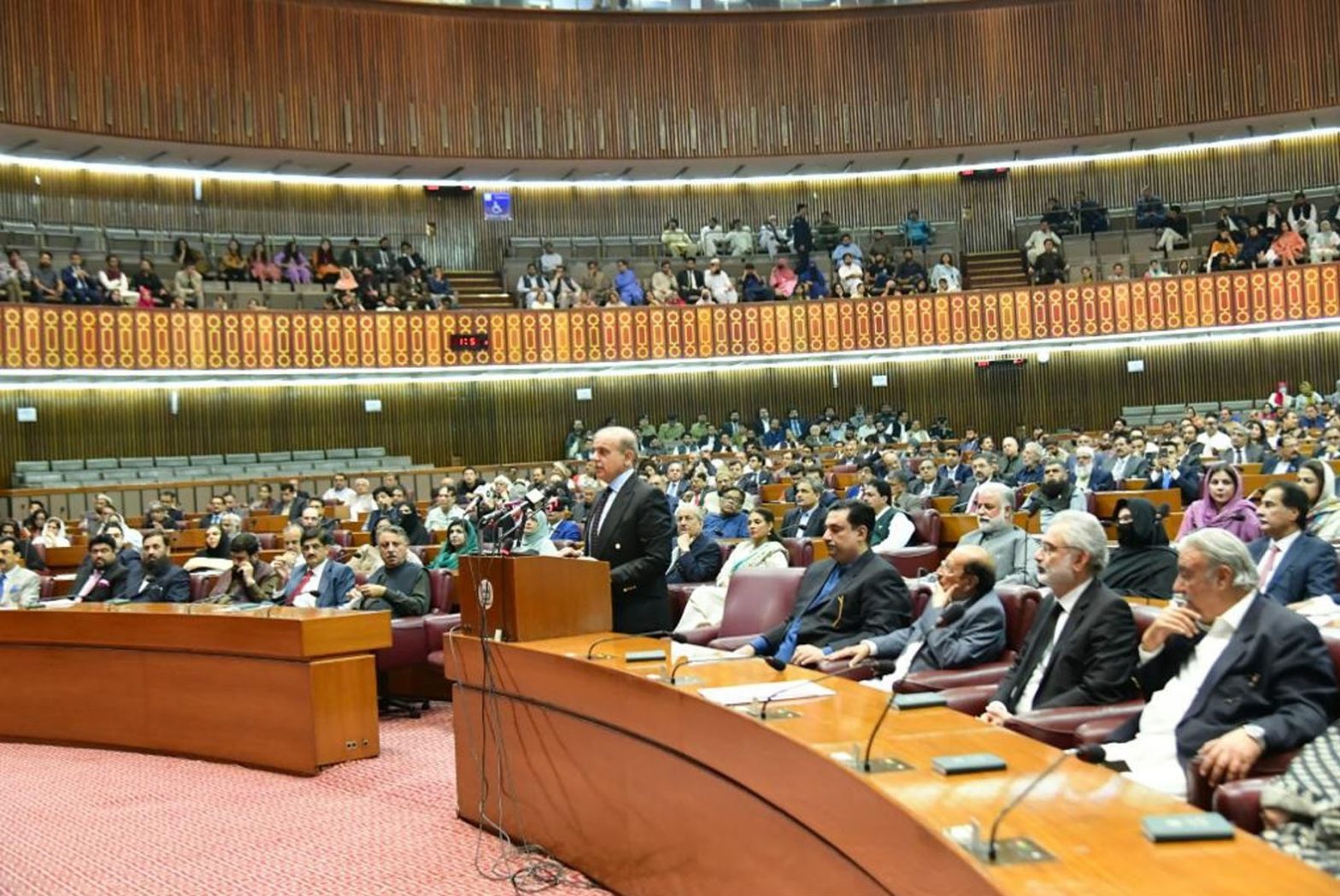 آئین کی گولڈن جوبلی، جسٹس قاضی فائز عیسیٰ کی شرکت، حکومتی بینچز پر وزیراعظم کےساتھ بیٹھے