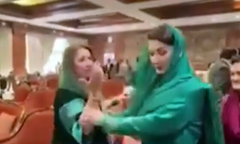 مریم نواز کی عظمی کاردار کو نولفٹ، ہاتھ جھٹک دیا