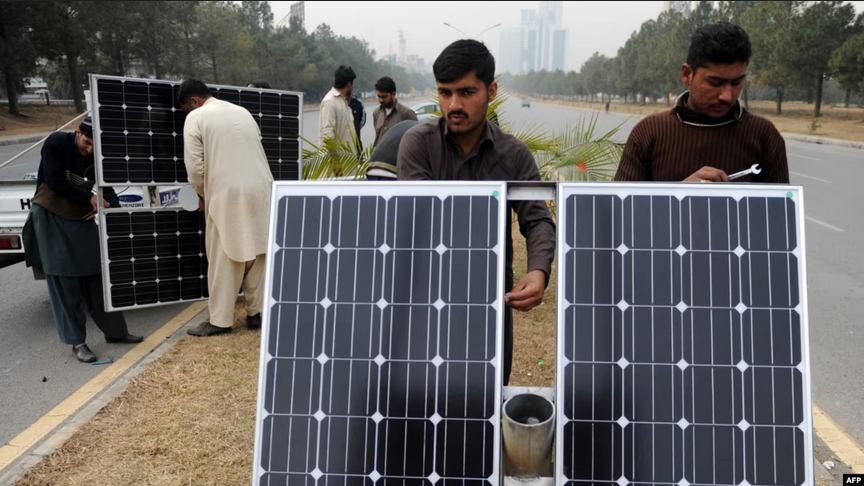 مہنگی بجلی ،صارفین سولر انرجی پر منتقل ہو کر نیشنل گرڈ سے نکلنے لگے