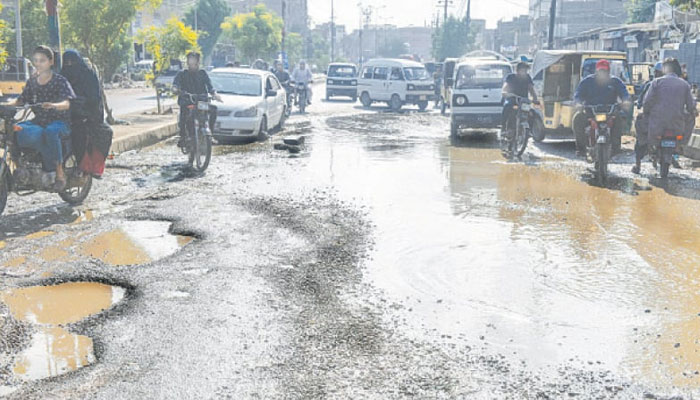 بارش سے کراچی کی سڑکوں کا حشرنشر،بلاول ہاؤس کی مرکزی سڑک ڈوب گئی